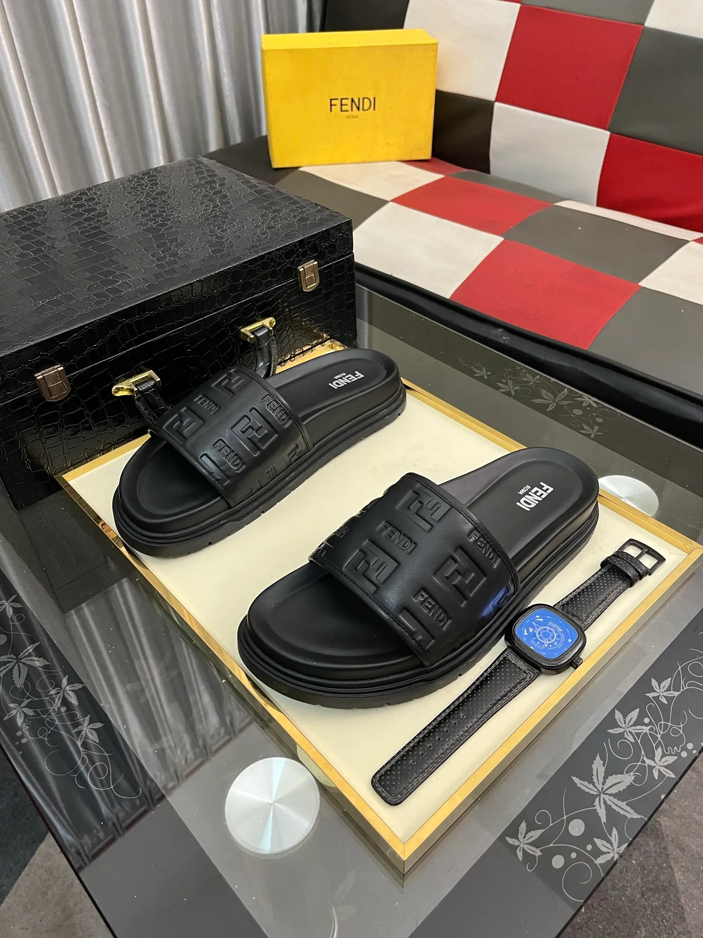 Men's men's shoes💰320⌚️⌚️FENDI Fendi slippers and sandals are shipped💄How can this summer be without the blessing of little monsters💄Original imported special hardware decorative pattern➕Original private model outsole! Details determine success or failure, good quality is not afraid of magnifying details! It feels super comfortable on your feet! This summer you need a pair of trendy, cool and comfortable sandals👣 Standard size: 38-443️⃣Colors available
